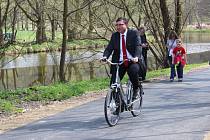 Mezi prvními, kdo při slavnostním otevření v dubnu 2014 na cyklostezku „vyrazil“, byl i starosta města Petr Vaněk.