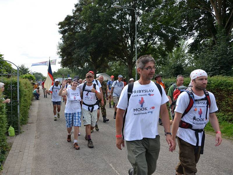 Na dálkovém pochodu kolem Nijmegenu....Mezi davy účastníků z různých zemí absolvovali Přibyslavští každý den 40 kilometrů po holandských asfaltových cestách. 