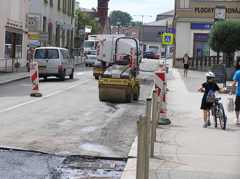 S dopravním omezením se museli dočasně smířit řidiči v centru Havlíčkova Brodu. Důvodem byly opravy povrchu komunikace v ulici Dolní po výkopových pracích na plynovodu.