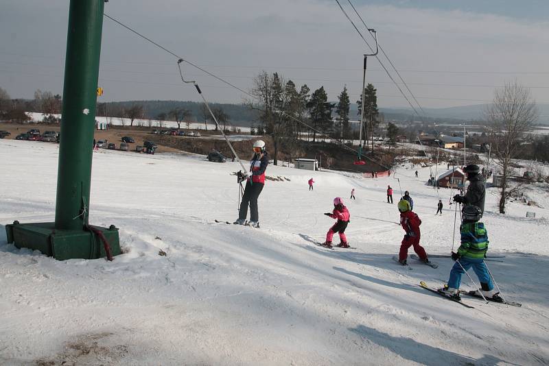 Sobota 3. března ve skiareálu Kadlečák.