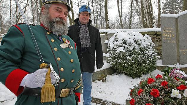 Osmdesát pět let uplynulo včera od úmrtí Jaroslava Haška. Pietní akt na lipnickém hřbitůvku byl ale opravdu rychlý – úbočí totiž bičoval nelítostný mrazivý vítr se sněhem.