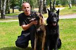 Každý ze psů, s nimiž Stanislav Havlíček pracuje, se hodí na jiný typ činnosti. Jorick (vpravo) je vynikajícím stopařem a záchranářem. Patří mezi nejlepší takzvané sutinové psy v České republice.