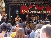 AB Band. Zleva Miloš „Mimi“ Knopp (kytara), Karel Adam (basová kytara), Aleš Brichta (zpěv), Lukáš Pavlík (bicí), Petr „Rošky“ Roškaňuk (kytara), Zdeněk „Vlčák“ Vlč (klávesy).