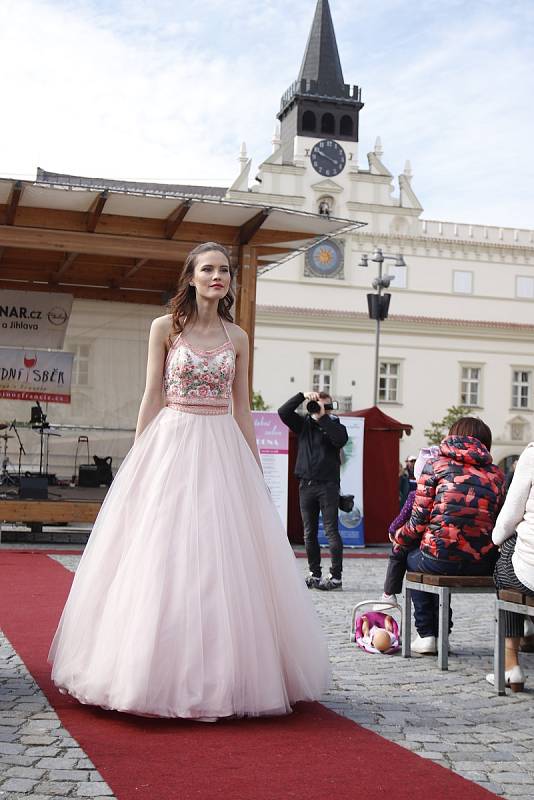 Charitativní přehlídka svatebních a společenských šatů v Havlíčkově Brodě