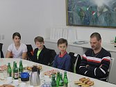 Osm mladých hokejistů BK Havlíčkův Brod společně s trenérem Beránkem bylo za velký úspěch na letošním mládežnickém mistrovství republiky pozváno na radnici starostou města Janem Teclem.