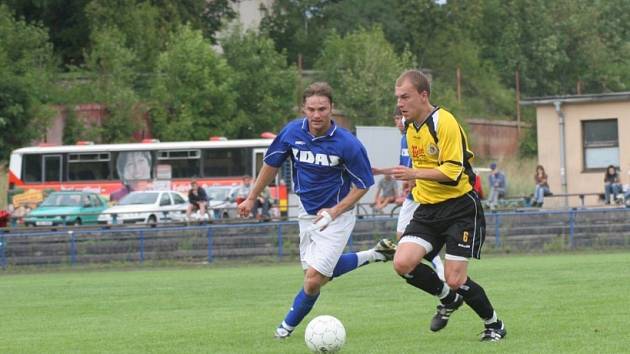 Dál jde Žďár. Do 2. kola Poháru ČMFS postupuje po vítězství 2:1 v Havlíčkově Brodě Žďár nad Sázavou. O druhý gól hostů se postaral navrátilec do sestavy Daniel Bratršovský (v modrém v souboji s Martinem Nepovímem).