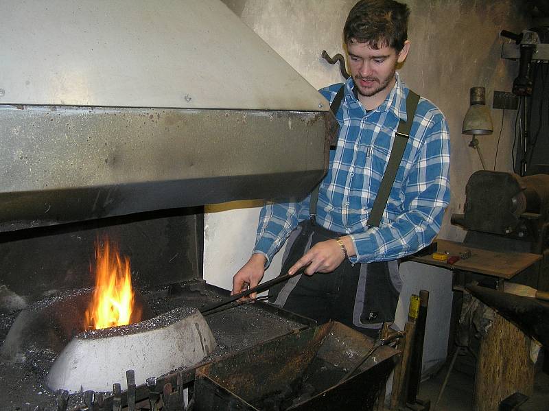 V kovářské dílně Petra Štáfla si podává ruku historie i současnost a chladné železo ožívá.