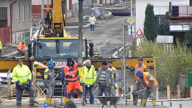 Na mostě přes Šlapanku v Havlíčkově Brodě pokračují práce rychlým tempem.