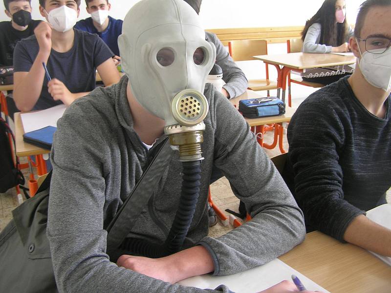 Studenti havlíčkobrodského gymnázia se vrátili do školy. Někteří brali ukončení velkých prázdnin s humorem.