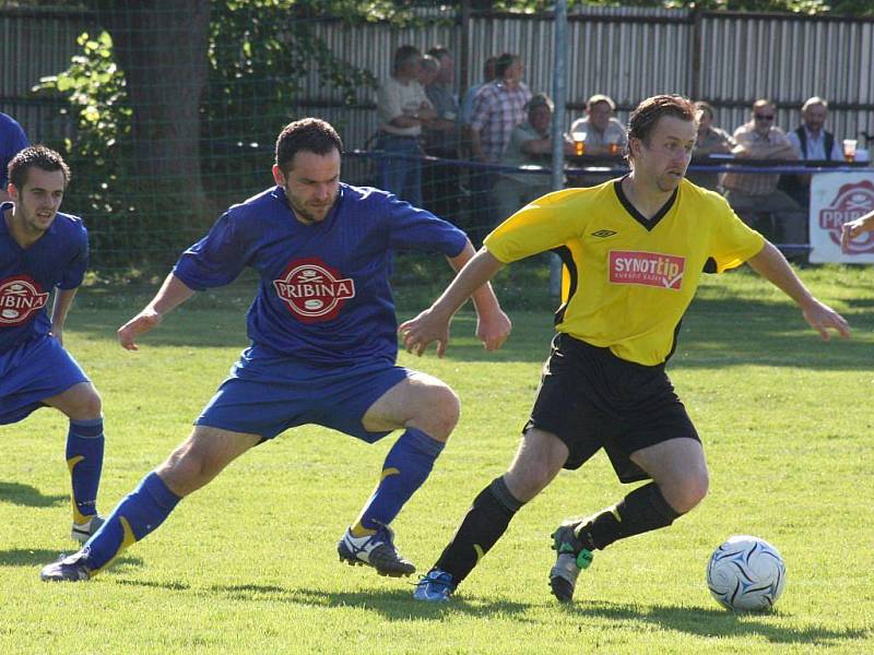  V derby utkání by se Chotěboř i Světlá měly představit     v plné síle. Otázník visí pouze nad chotěbořským Michalem Čapkem. Na hřišti by se tak měl objevit i Roman Vítek(u míče).