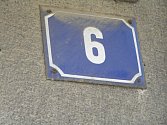 Obyčejná modrobílá smaltovaná tabulka s číslem. Mnoho domů na Lipnici ji nemá. Ilustrační foto.