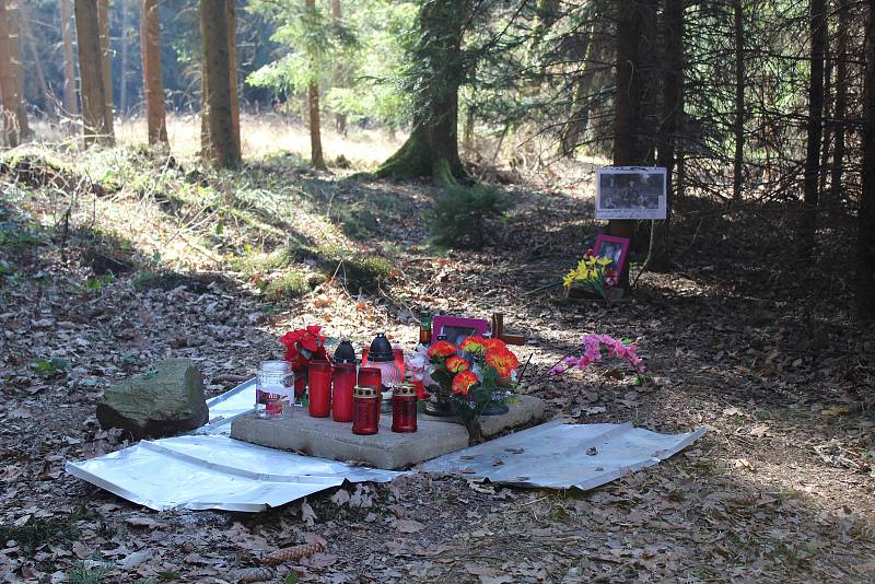 Na místě, kde bylo nalezeno tělo zavražděného mladíka z Chotěboře, vzniklo o víkendu pietní místo se svíčkami, květinami a fotografiemi.