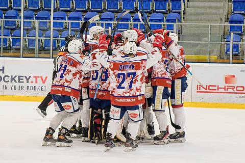 Havlíčkobrodští hokejisté (v bílém) vyřadili po výhře 2:1 Opavu a míří do semifinále play-off východní skupiny druhé ligy.