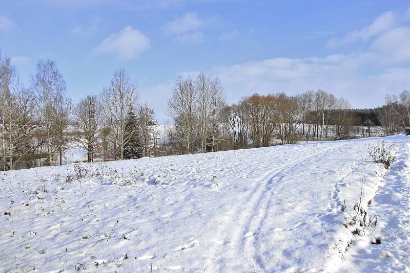 V lokalitě U Rybníka ve Šlapanově (na snímku) vzniknou tři nové parcely.