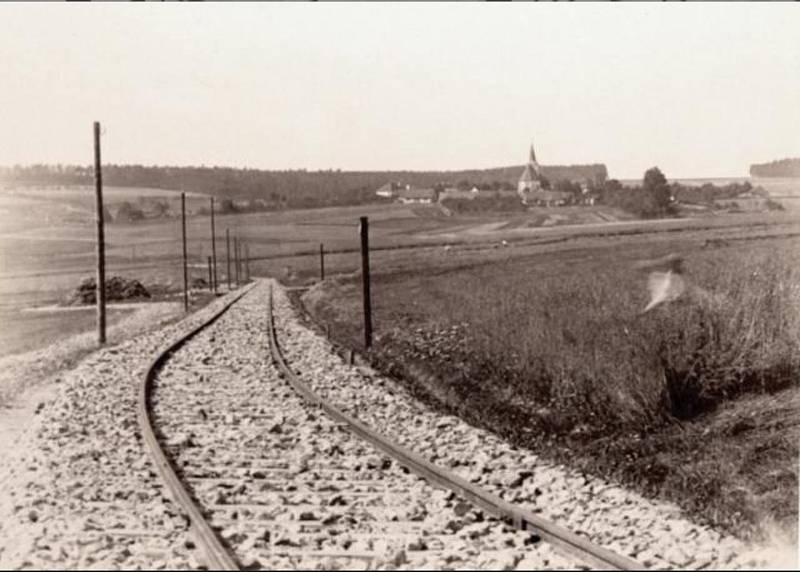 Historický snímek pořízený ještě před otevřením úseku Vlašim - Dolní Kralovice. Foto pořízeno dne 29.7.1902 nad přejezdem silnice Keblov - Sedlice, v km 40.6.
