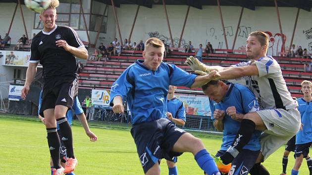 Dvěma góly se v Napajedlech prezentoval brodský stoper Ondřej Berky (v černém), který má zásluhu na remíze 3:3.