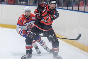 První semifinálovou dvojici letošního play-off krajské ligy tvoří HC Lvi Chotěboř a  HC Lední Medvědi Pelhřimov (v tmavém). Moravské Budějovice si na svého soupeře ještě minimálně do soboty počkají.