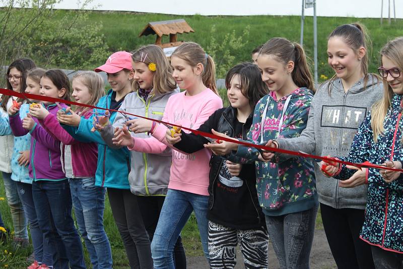 Stezka v novém. Pásku k obnovené naučné stezce ve Štokách slavnostně přestřihly skautky z oddílu Pralesničky.