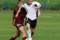 Střelcem je v kategorii U14 Matyáš Ondráček (v bílém). Gól si připsal i v dohrávaném utkání v Jihlavě. 