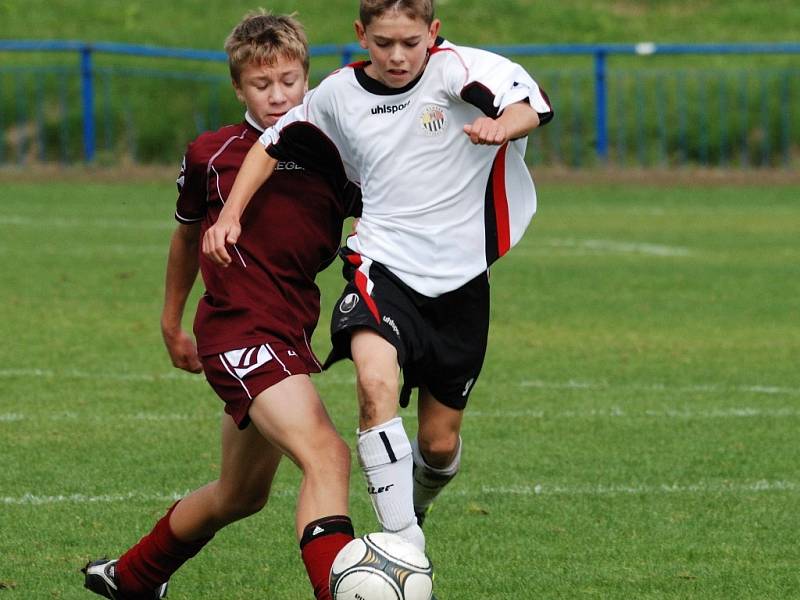 Střelcem je v kategorii U14 Matyáš Ondráček (v bílém). Gól si připsal i v dohrávaném utkání v Jihlavě. 