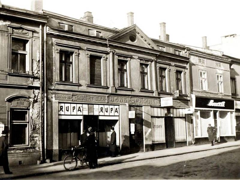 Řada domů v havlíčkobrodské Dolní ulici u křižovatky s Žižkovou ulicí v meziválečném období (asi rok 1930).