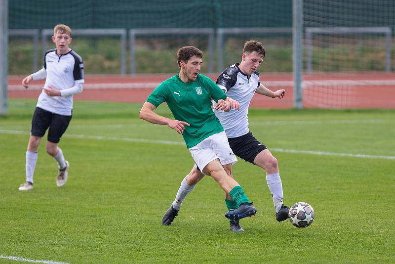 Fotbalové utkání mezi FC Slovan Havlíčkův Brod (v černobílém) a Tatran Ždírec nad Doubravou (v zelených dresech).