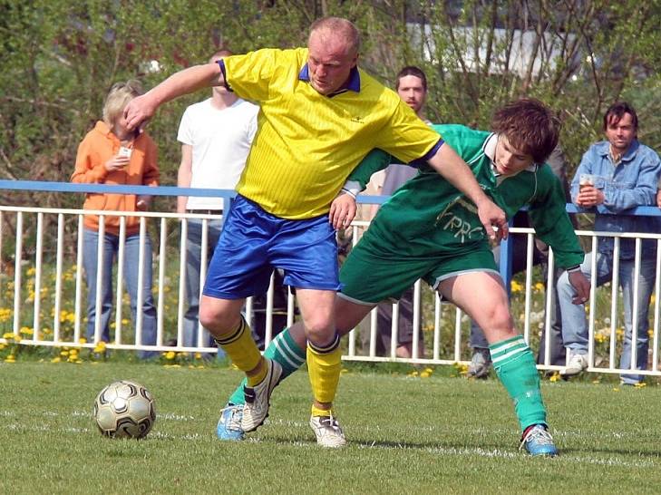 Štěrba bavil diváky. Útočník Ladislav Štěrba znamenal velké nebezpečí pro okrouhlickou obranu. Více než 250 diváků bavil svými kousky i řečnickými proslovy.