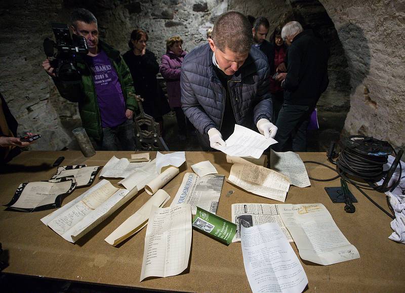 Otevření časové schránky v podzemí radnice v Přibyslavi.