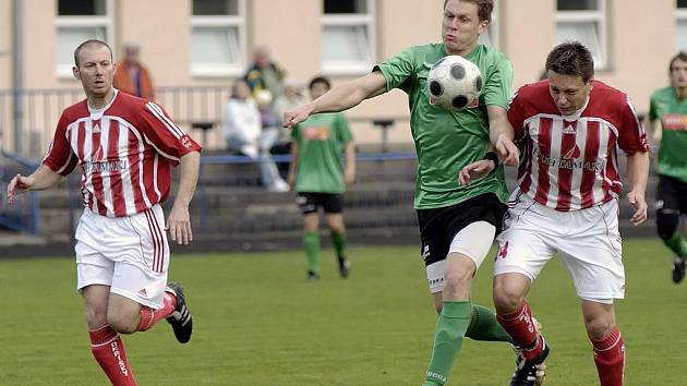 Spalovačem šancí byl v zápase s Okříšky brodský útočník Marek Adam (v zeleném u míče), který své dvě příležitosti zahodil. 