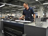 Nový stroj. Brodské tiskárny včera veřejnosti představily stroj za více než třicet milionů korun.  Jak se s ním pracuje, návštěvníkům ukázal tiskař Petr Bőnsch.