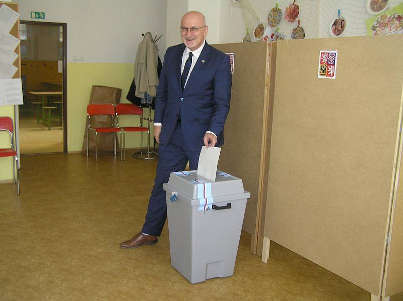 Volební komise v Základní škole kole V Sadech s velkou účastí voličů nepočítá. Mezi prvními přišel i brodský starosta a senátor Jan Tecl.