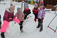 První letošní sníh si užívají děti ze Světlé nad Sázavou