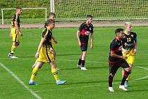 V 8. kole krajského přeboru fotbalisté Bystřice nad Pernštejnem (v černém) doma zdolali celek vedoucí Chotěboře (ve žlutém) 2:1. Vítězný gól zařídil stoper Šponar.