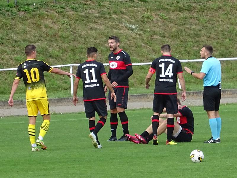 V 8. kole krajského přeboru fotbalisté Bystřice nad Pernštejnem (v černém) doma zdolali celek vedoucí Chotěboře (ve žlutém) 2:1. Vítězný gól zařídil stoper Šponar.