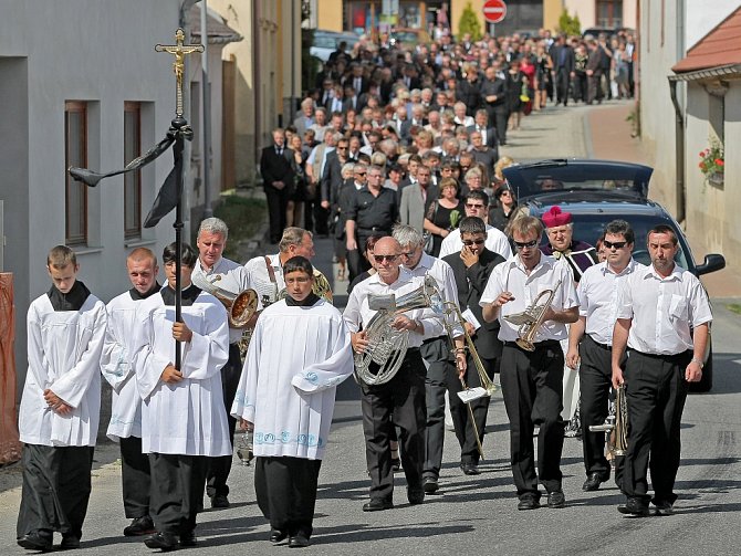 Pohřbu se v Nové Říši zúčastnily stovky lidí.