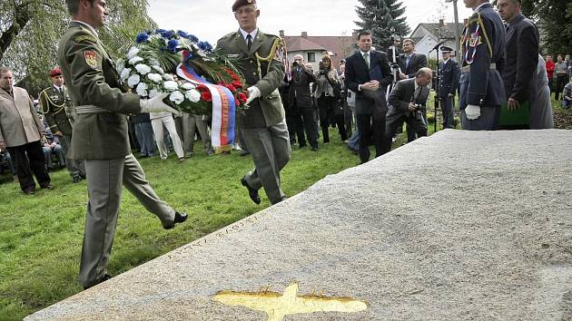 Nejúspěšnějšího českého stíhače druhé světové války Karla Kuttelwaschera připomíná památník v jeho rodišti – Svatém Kříži, dnešní místní části Havlíčkova Brodu. Památník byl slavnostně odhalen 23. září 2011 (na snímku), v den jeho nedožitých 95. narozenin