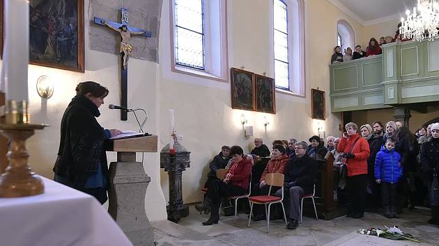 Ve zcela zaplněném kostele Nanebevzetí Panny Marie v Číhošti si lidé připomněli 66 let od úmrtí faráře Josefa Toufara. Kromě mše, již vedl kněz Zdeněk Novák, si účastníci vyslechli úryvky z knihy Miloše Doležala Krok do tmavé noci. 