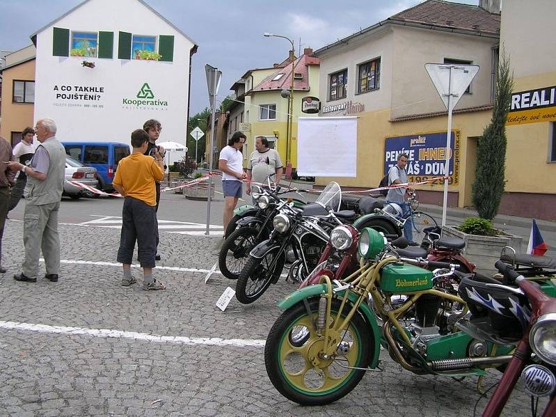 Především mužská část návštěvníků mohla na starodávných motorkách a automobilech doslova oči nechat.