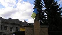 Socha ruského vojáka v parčíku v Přibyslavi. Někdo ji zabalil do ukrajinské vlajky