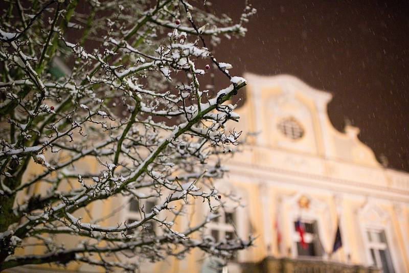 První sníh letošní zimy, který napadl 26. listopadu na Havlíčkově náměstí v Havlíčkově Brodě.