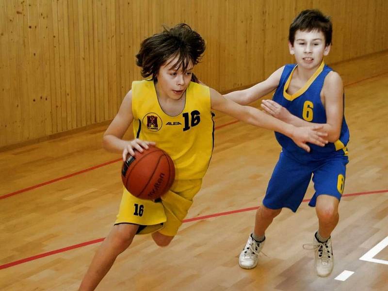 Dva debakly. Basketbaloví starší minižáci Havlíčkova Brodu (ve žlutém Tomáš Spilka) si z palubovky BK Pardubice odvezli dva příděly.