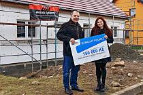Šek na darovaný stavební materiál si Kateřina Městecká převzala v rozestavěném domě v Libici nad Doubravou.