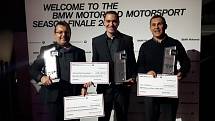 Ocenění za 5. místo ze všech jezdců na světě sedlající motocykly BMW si převzal v Mnichově havlíčkobrodský jezdec Michal Prášek (uprostřed).
