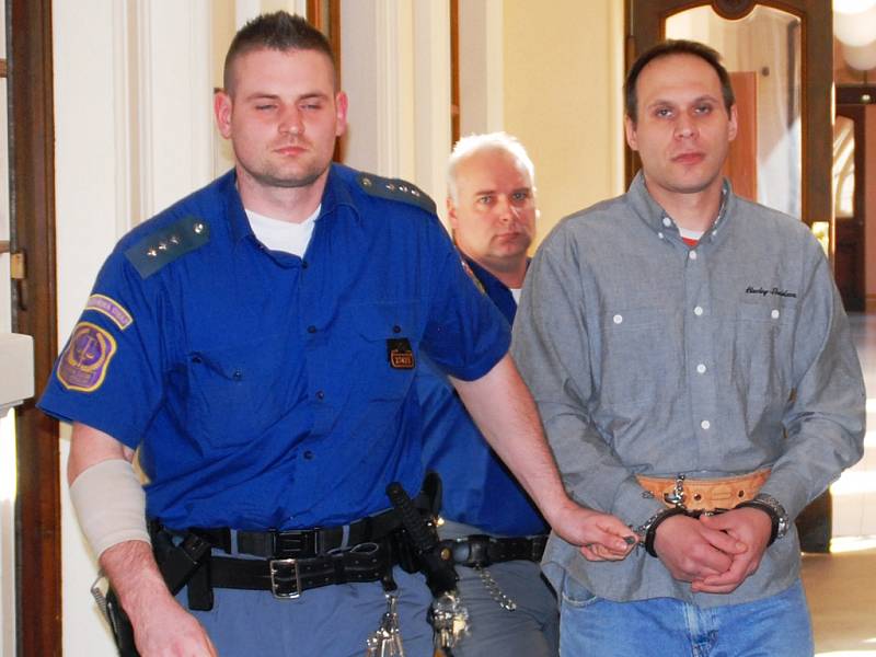 Poté, co si Libor Mráz vyslechl rozsudek, putoval pod dozorem justiční stráže zpět do brněnské vazební věznice.