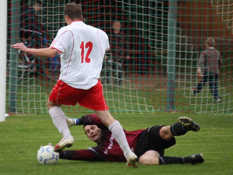 Proměňování šancí. To je na jaře bolest haberských fotbalistů (v bílém). Trenér Jiří Cerný věří, že to proti Brodu prolomí. 