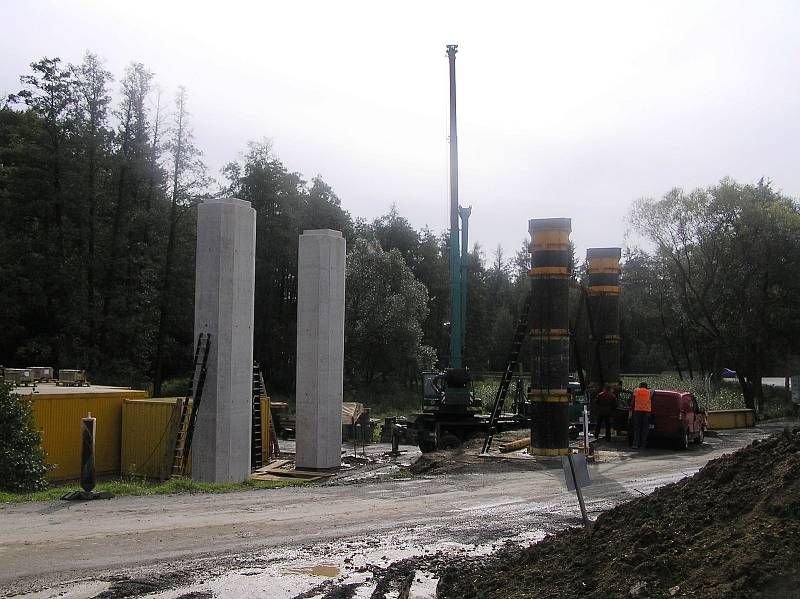 Dělníci ntenzivně pracují na stavbě silnice I/34 ve směru Rouštany Pohled.