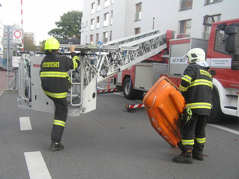 Cvičná evakuace pacientů z hořícího oddělení brodské nemocnice.