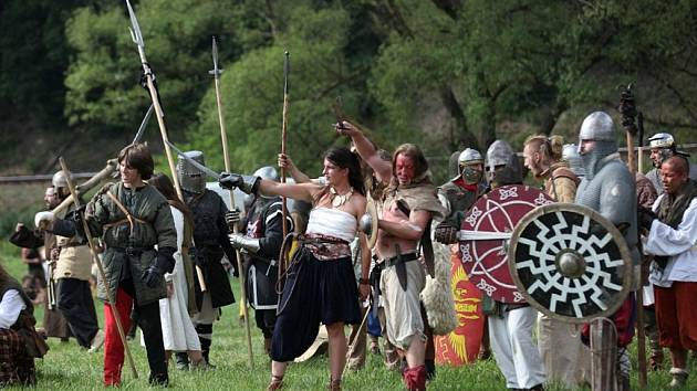 Každoroční inscenovaná bitva v Ledči nad Sázavou má pokaždé i početné publikum. 