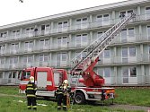Pomocí vysokozdvižné plošiny a žebříku hasiči evakuovali tři uvězněné osoby ve čtvrtém patře budovy.