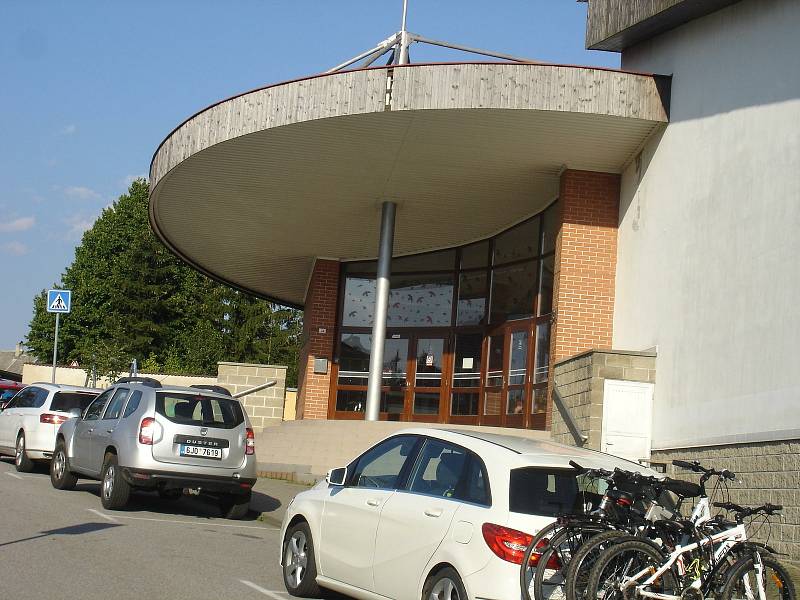 Očkovací centrum ve sportovní hale v Přibyslavi se otevřelo 28. dubna.